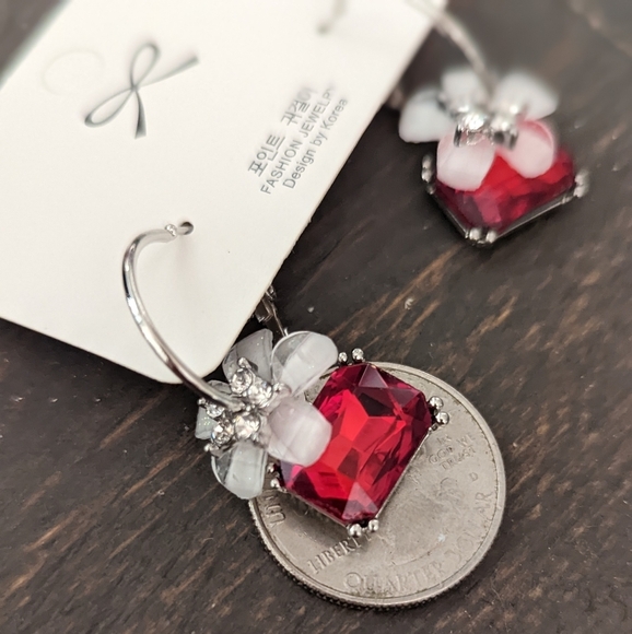 Earrings - Dangling with rectangular and floral accent - Picture 3 of 4